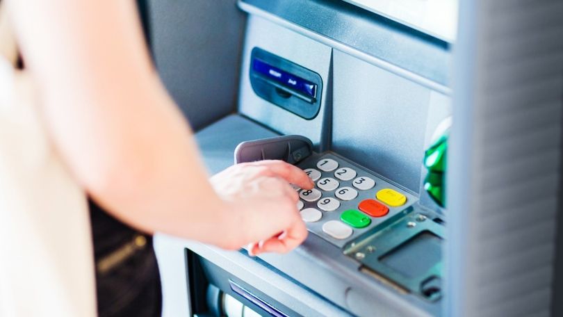 Prečo má PIN k bankomatu iba štyri číslice? Tajomstvo kódu, ktorý stráži peniaze