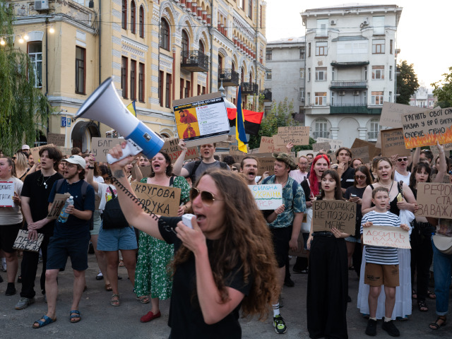 Protesty proti Zelenského rozhodnutiu pokračujú na Ukrajine