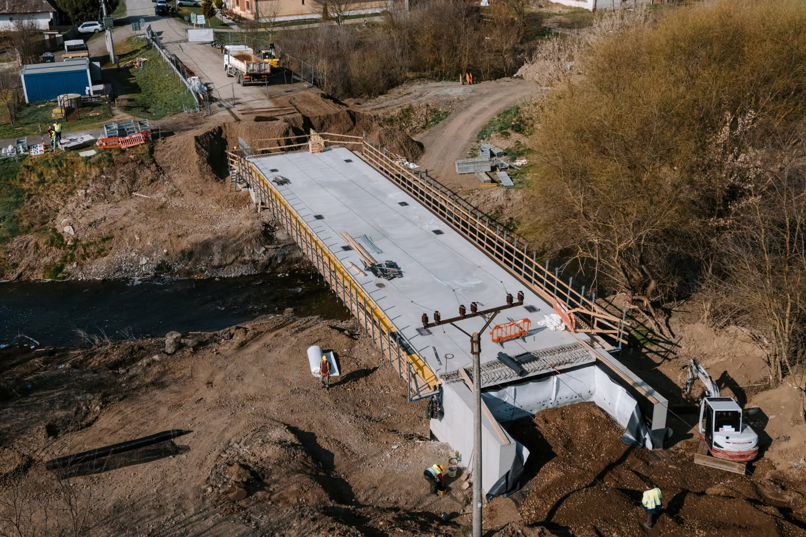 Nový most v Hokovciach otvorený pre motoristov