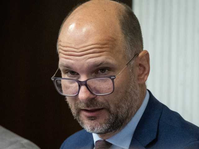 Grendel kritizuje vládu za neplnenie sľubov o zatýkaní